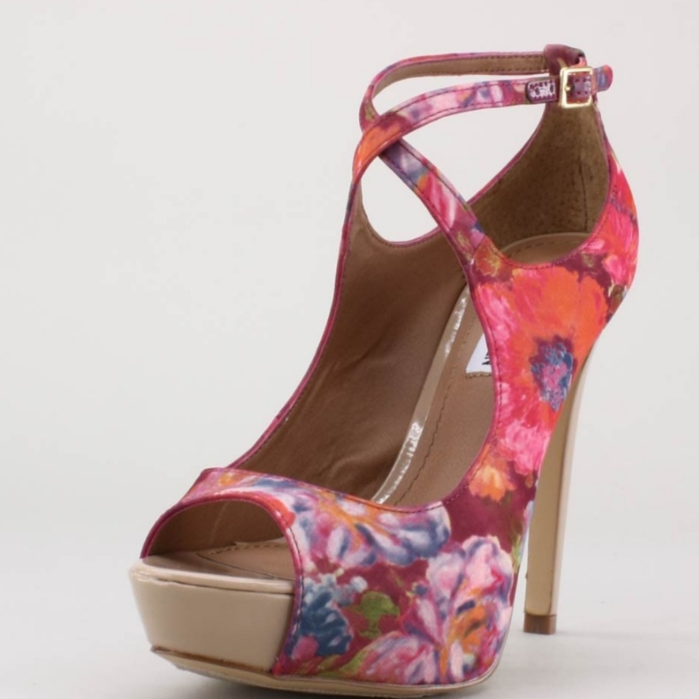 Steve Madden Hottness in floral size 7